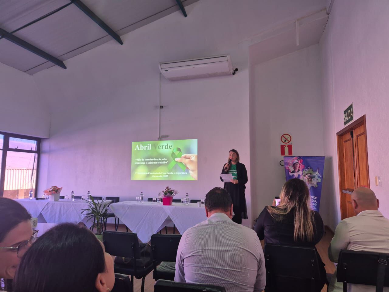 Fotografia durante a palestra do abril verde