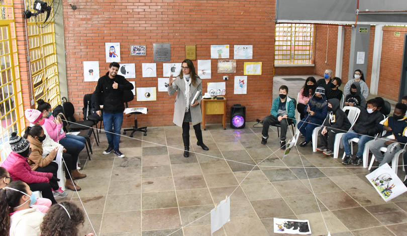 Anré, Carolina e alunos.