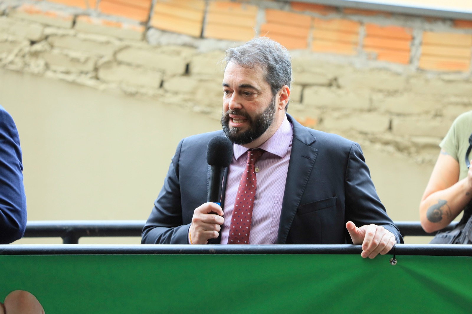 A foto mostra o desembargador Alexandre falando em cima de um caminhão de som com microfone na mão.