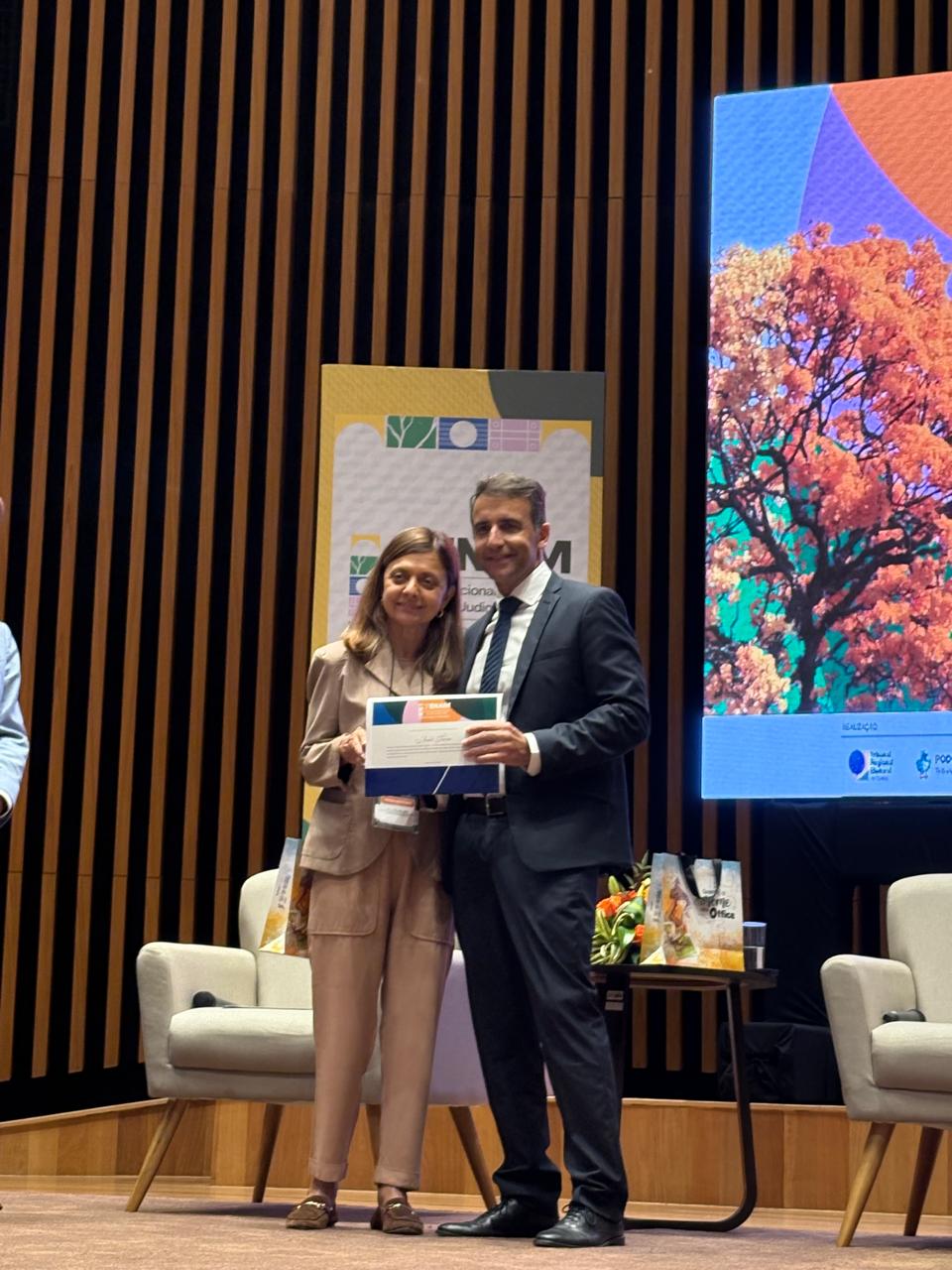 Juíza Anita Lübbe e André Farias, no palco do evento
