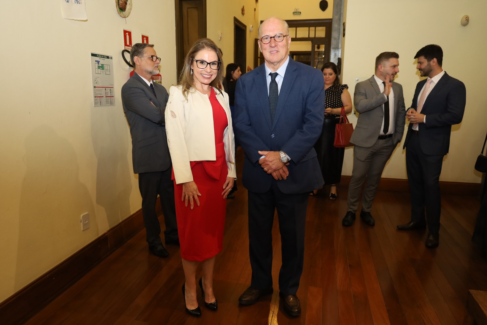 A imagem mostra o presidente Martins Costa com a procuradora Bianca