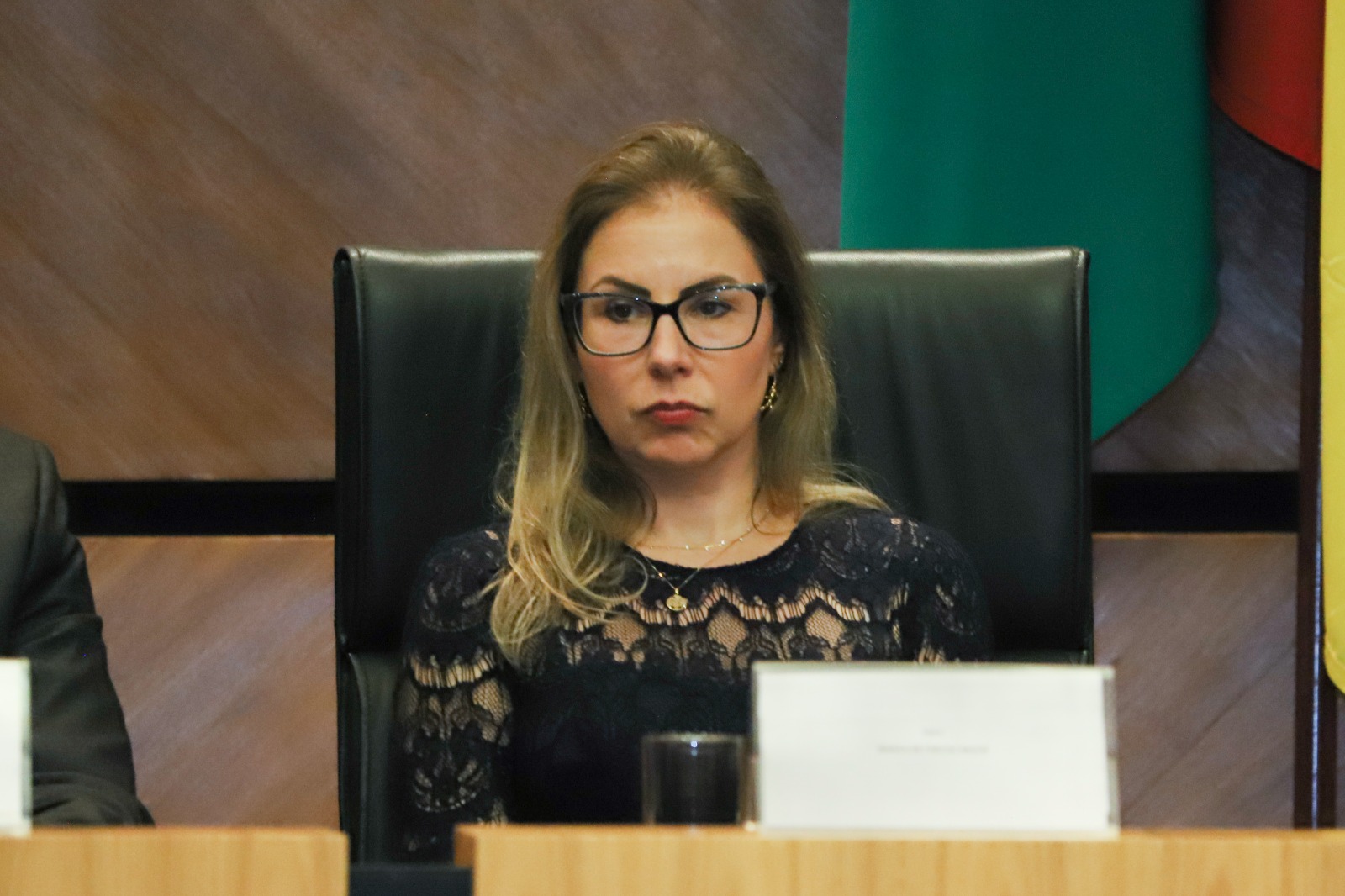 A foto mostra a procuradora regional federal da 4ª Região, Bianca de Freitas Mazur, na mesa de autoridades.