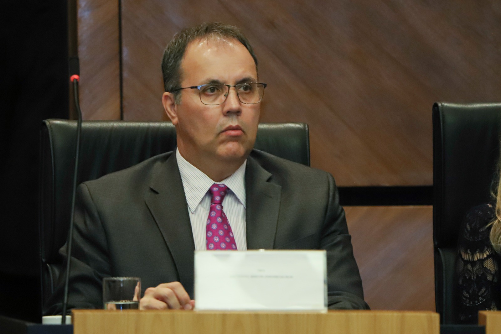 A foto mostra o juiz auxiliar da Presidência do TRF-4 Marcos Josegrei da Silva na mesa de autoridades.