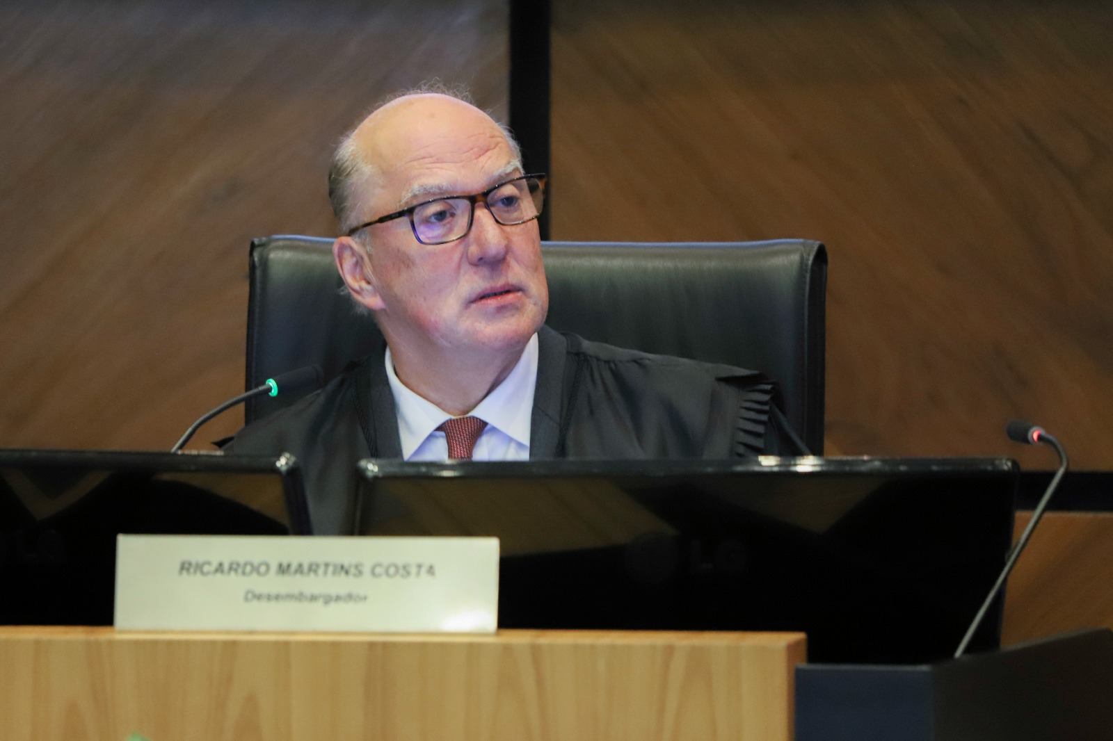 A foto mostra o presidente Martins Costa discursando no plenário.