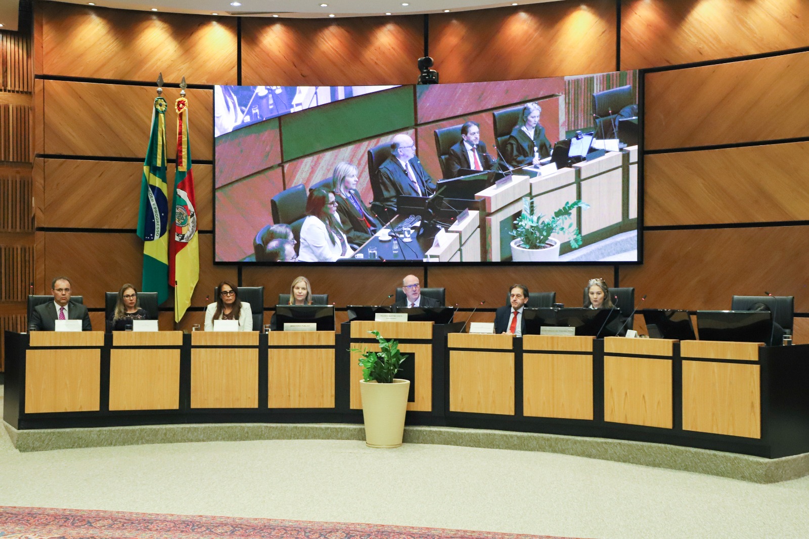 A foto mostra a mesa de autoridades no plenário.