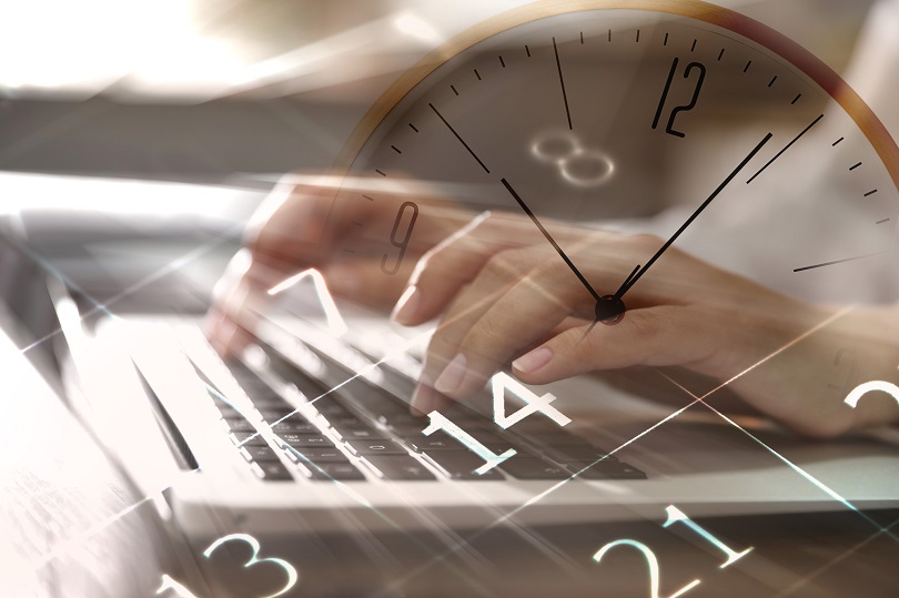 Foto ilustrativa das mãos de uma mulher que estão digitando em um notebook. Sobrepostas à foto, estão as imagens de um relógio e de um calendário.