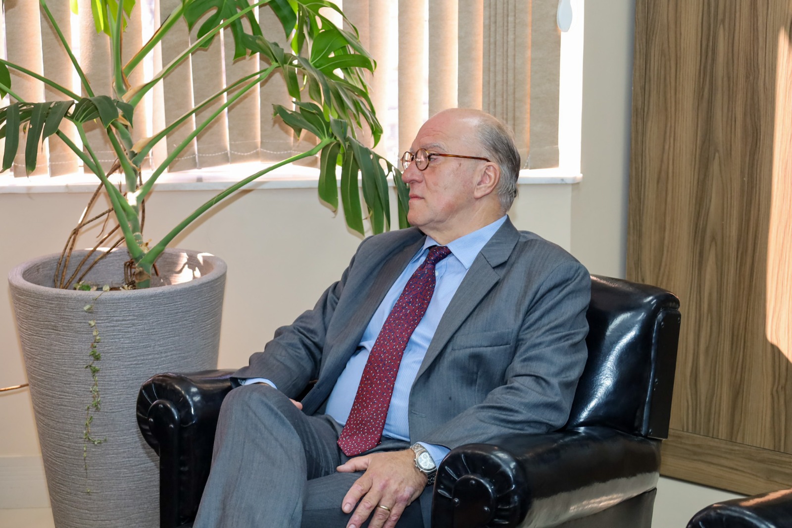 A foto mostra o presidente Martins Costa sentado numa poltrona.