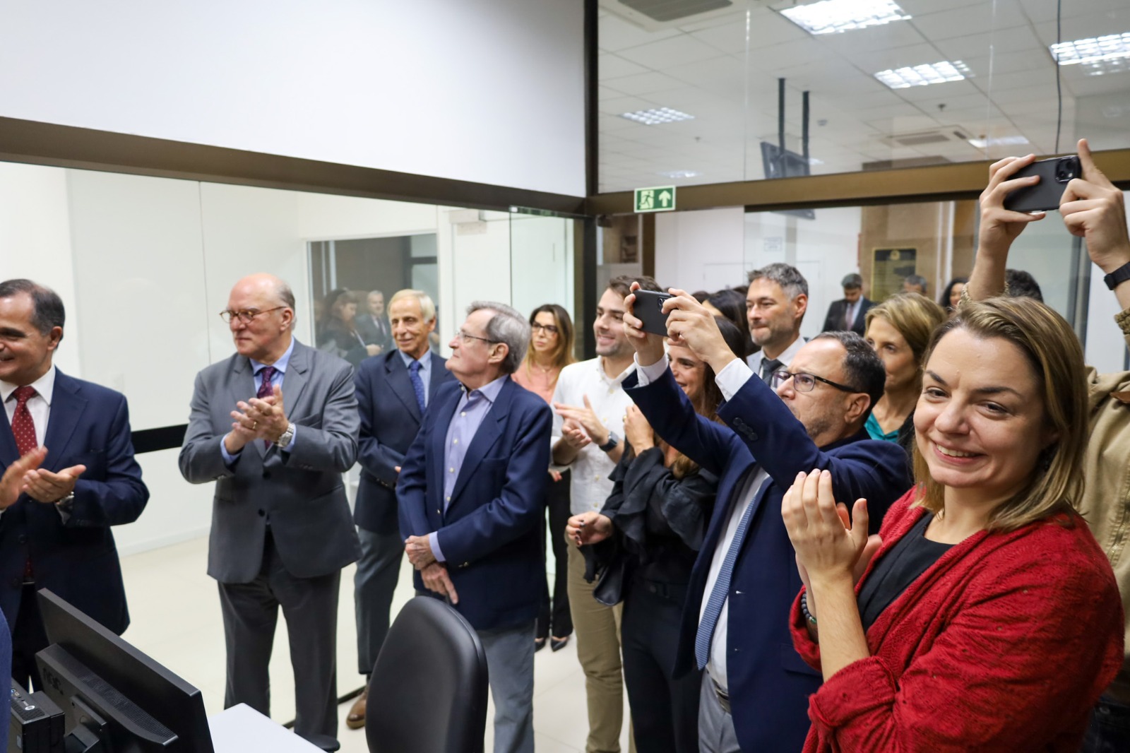 foto de participantes do evento, batendo palmas
