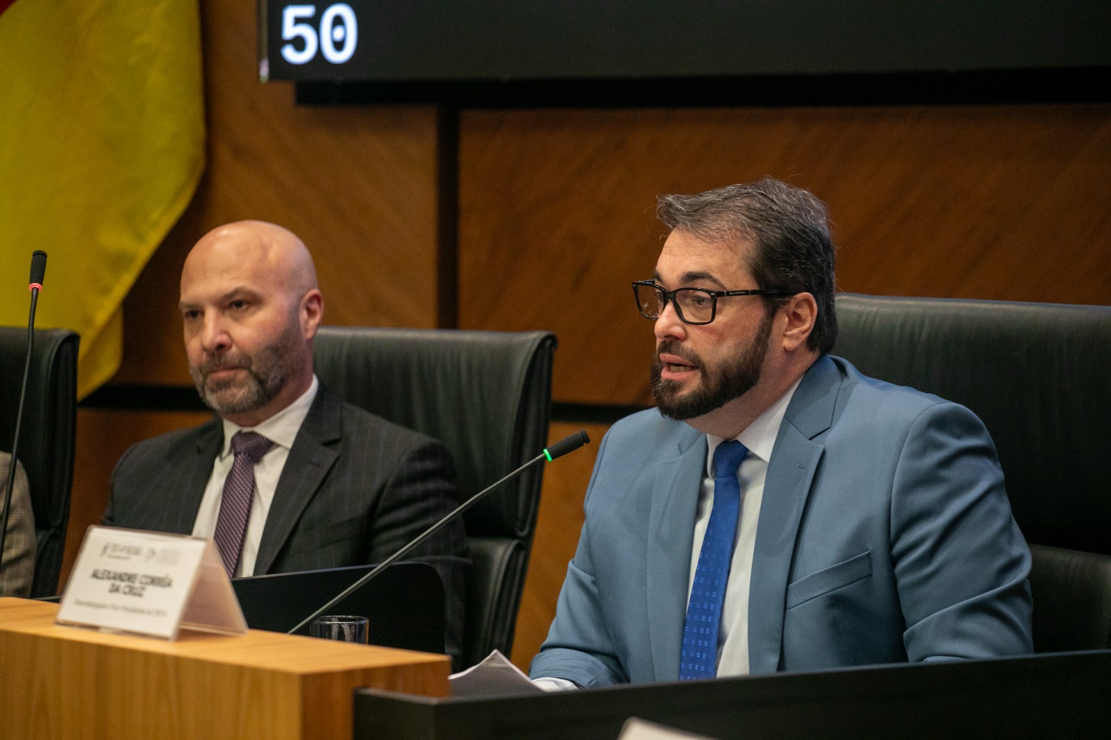Foto do desembargador Alexandre Corrêa da Cruz discursando.