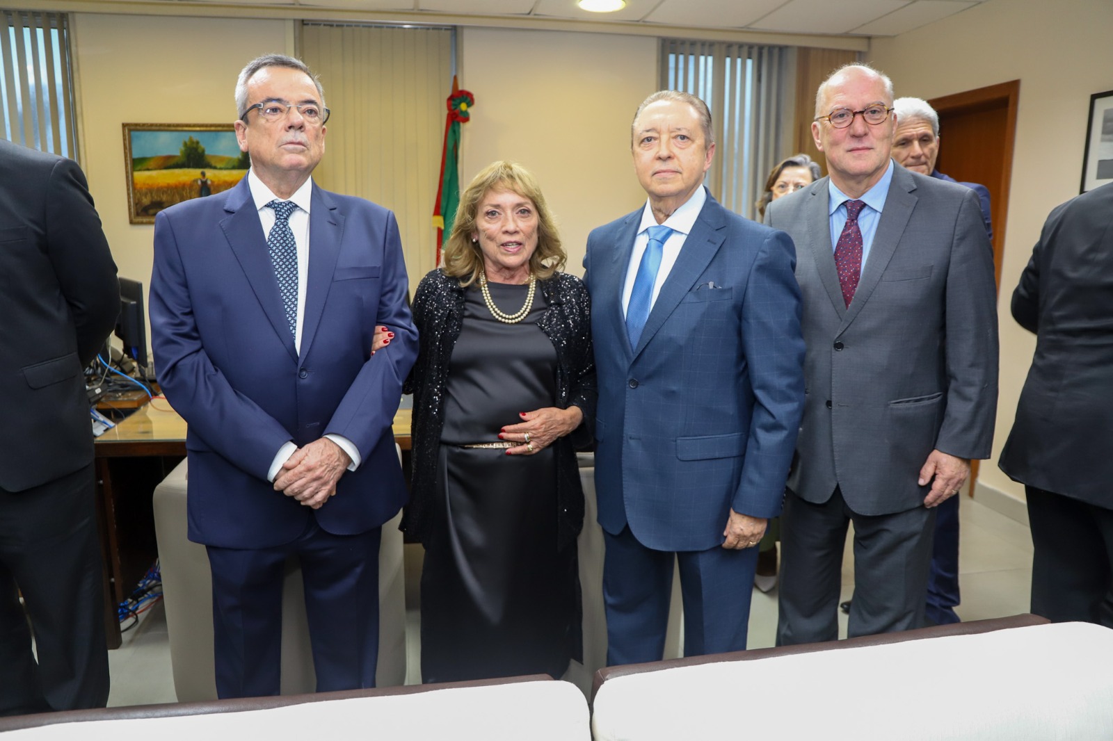 A foto mostra Martins Costa e magistrados do TRE.