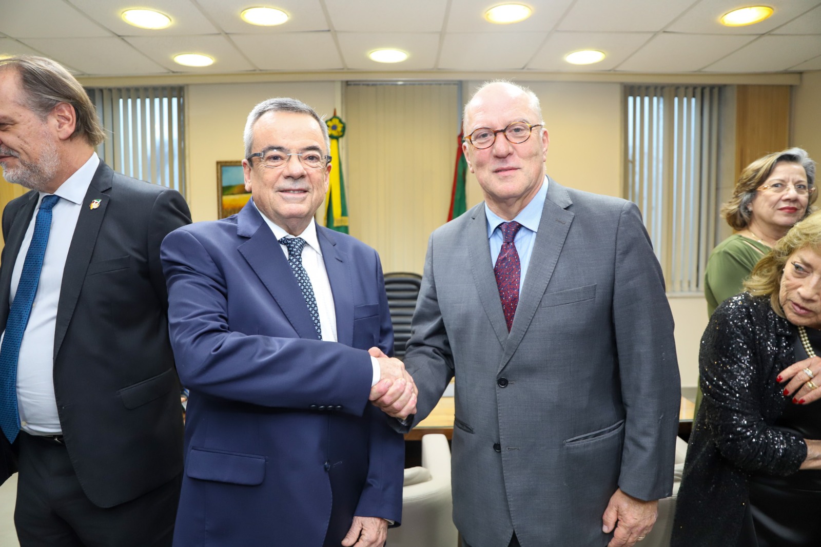 A foto mostra Martins Costa cumprimentando o novo presidente do TRE.