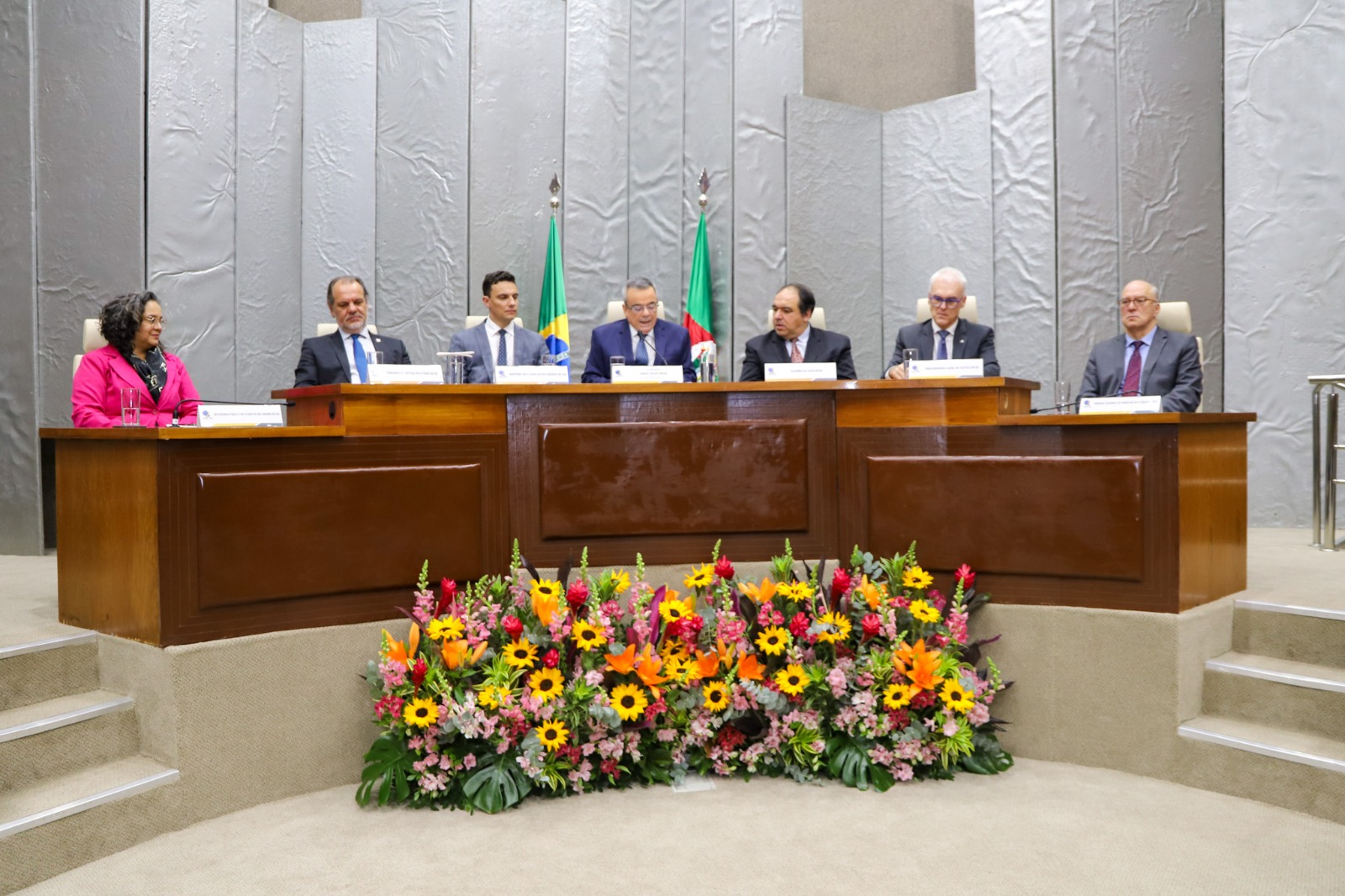 A foto mostra a mesa de autoridades na posse do posse TRE.