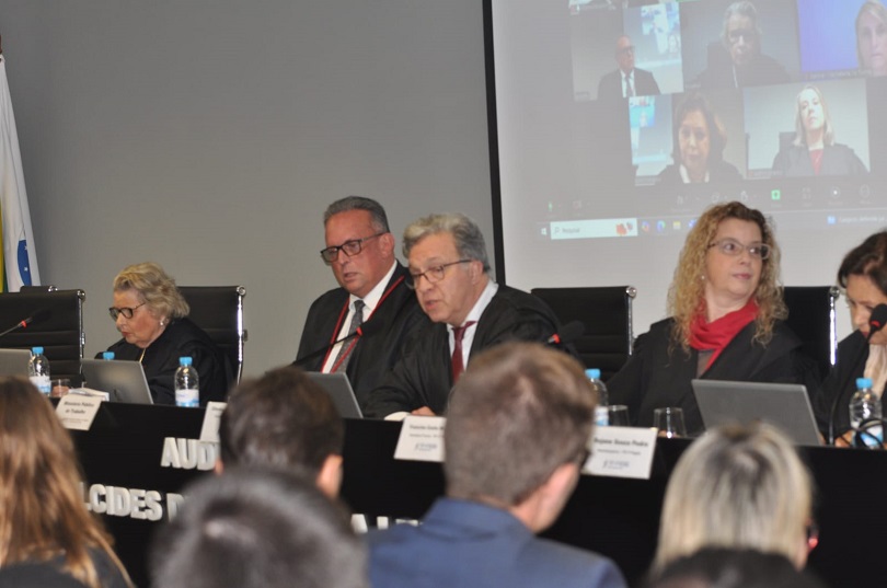Mesa da Turma com procurador do MPT