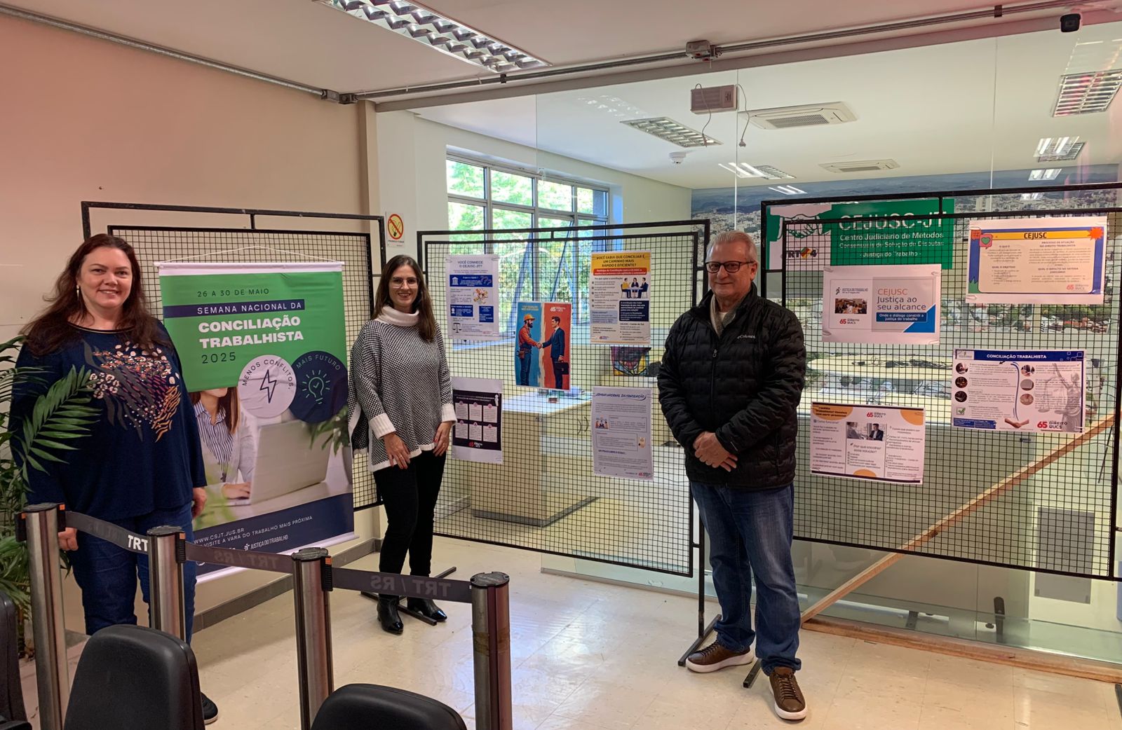 Cejusc de Caxias do Sul recebe cartazes produzidos por estudantes de Direito da UCS