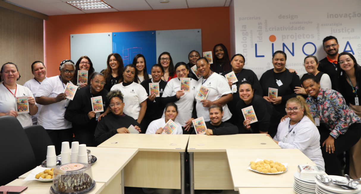 fotografia geral do grupo segurando os livros