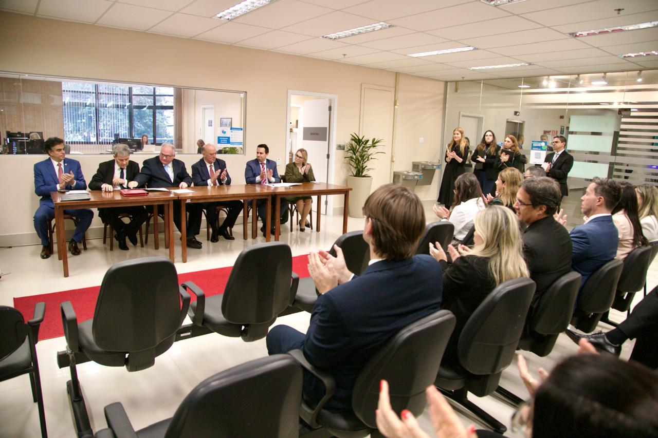 Autoridades e público acompanham a cerimônia de assinatura do termo de cooperação, realizada na sede do TRT-RS.