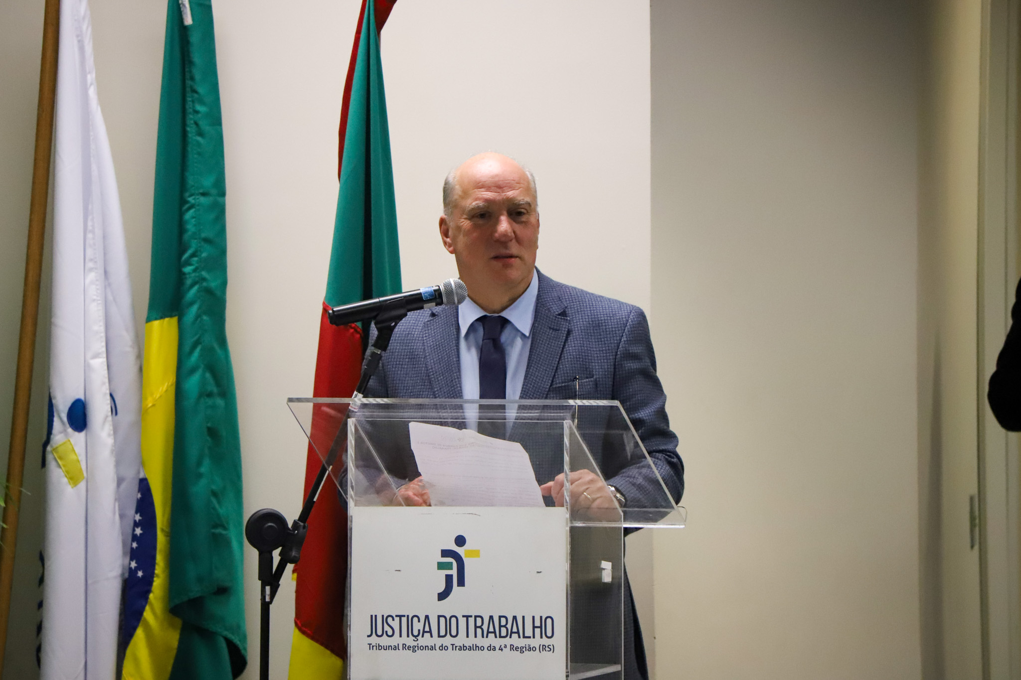 A foto mostra o desembargador Martins Costa falando no púlpito.