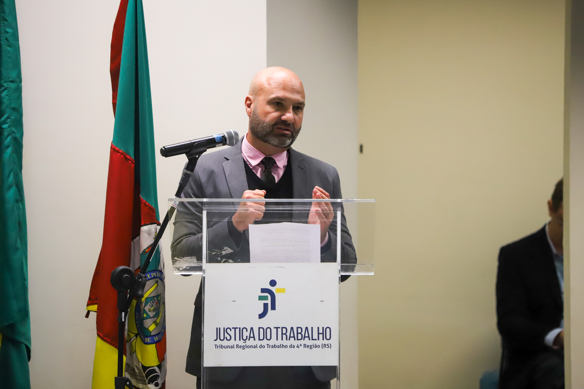 A foto mostra o desembargador Fabiano falando no púlpito.