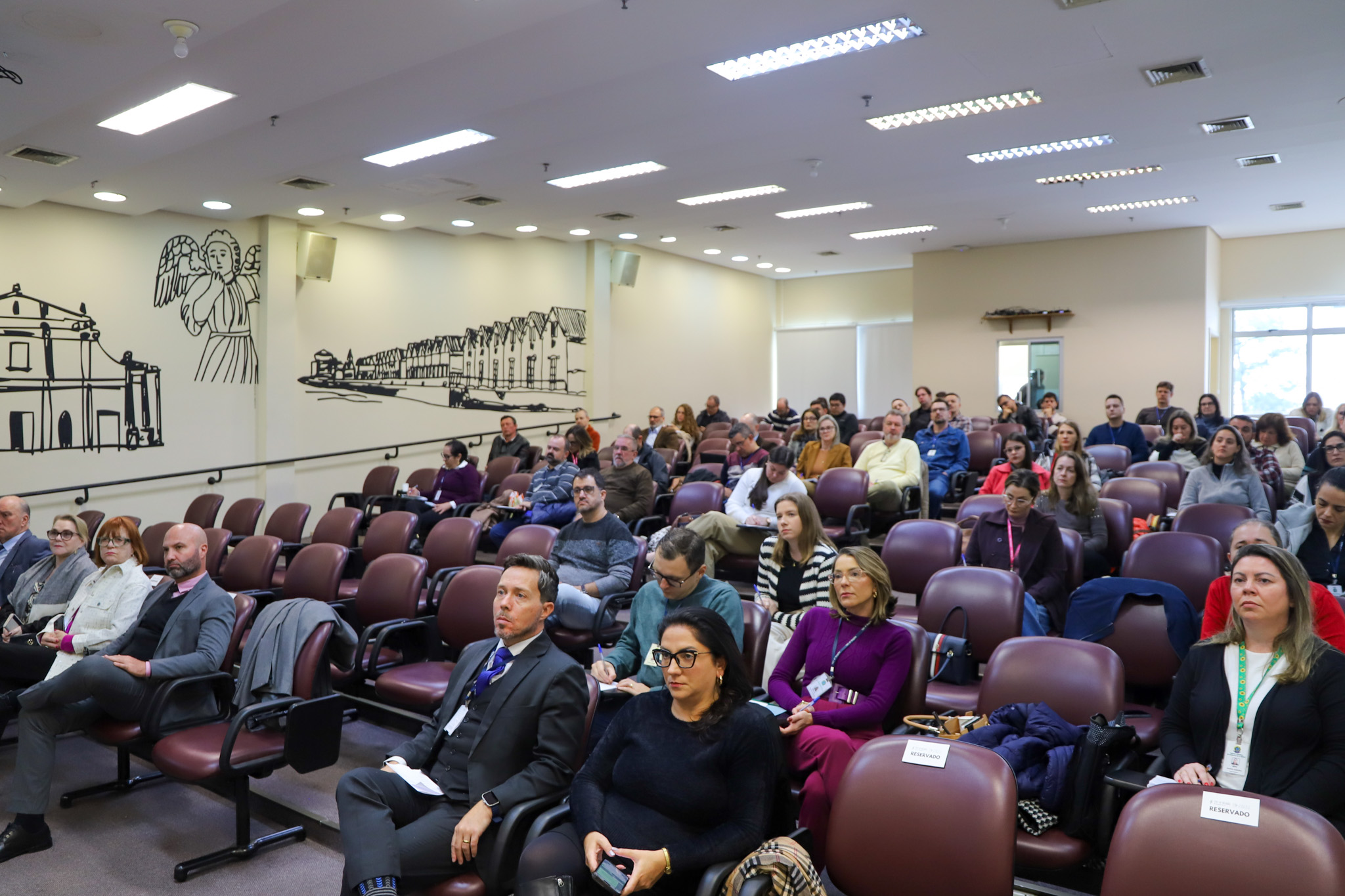 A foto mostra o público no evento.