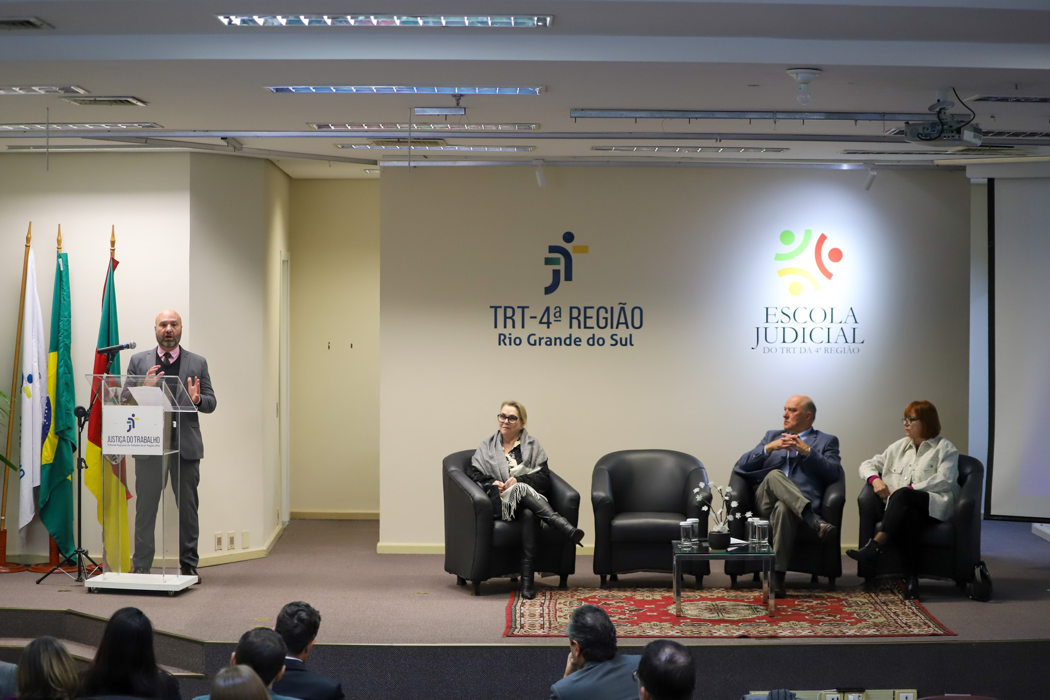 A foto mostra o desembargador Fabiano falando no púlpito e os desembargadores Martins Costa, Laís e Telesca ao lado.