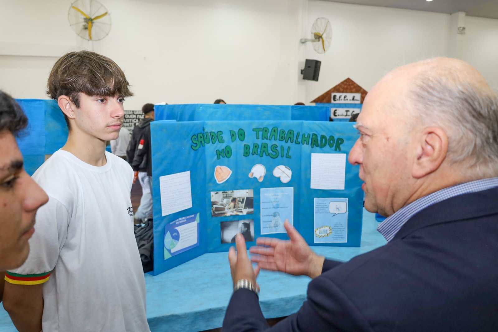 Des. Martins Costa conversa com estudantes