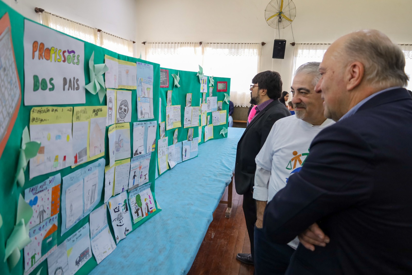 Des. Martins Costa e juiz Marcelo Porto, vendo os trabalhos dos alunos