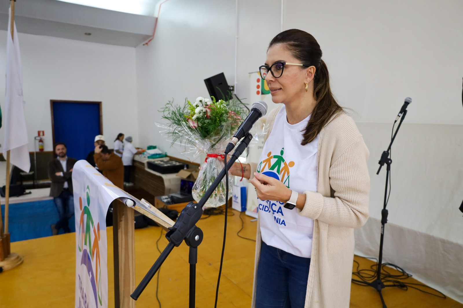 Juíza Aline Fagundes, coordenadora do programa TJC no RS, falando ao microfone