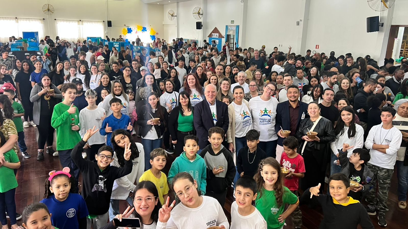 foto posada de todos os participantes do evento, olhando para a câmera