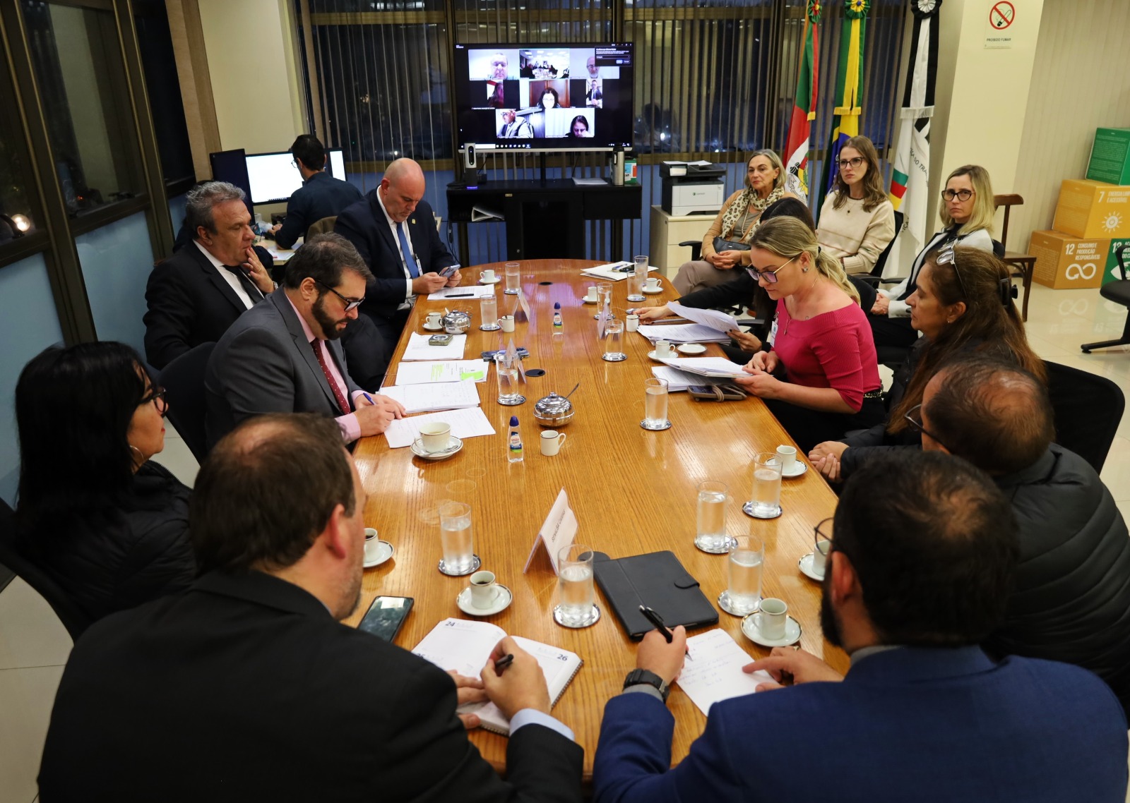 Audiência no TRT-RS, mostrando a mesa com os participantes sentados, conversando