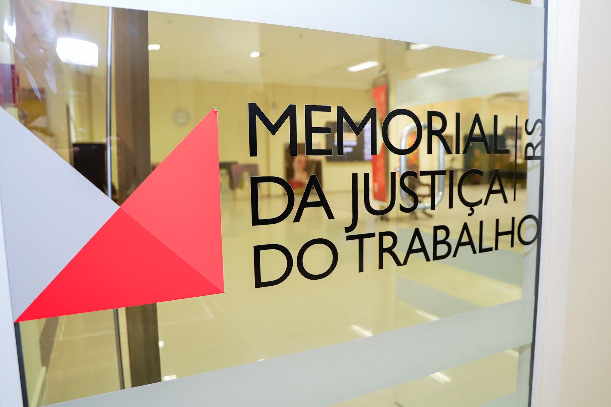 Adesivagem em porta de vidro