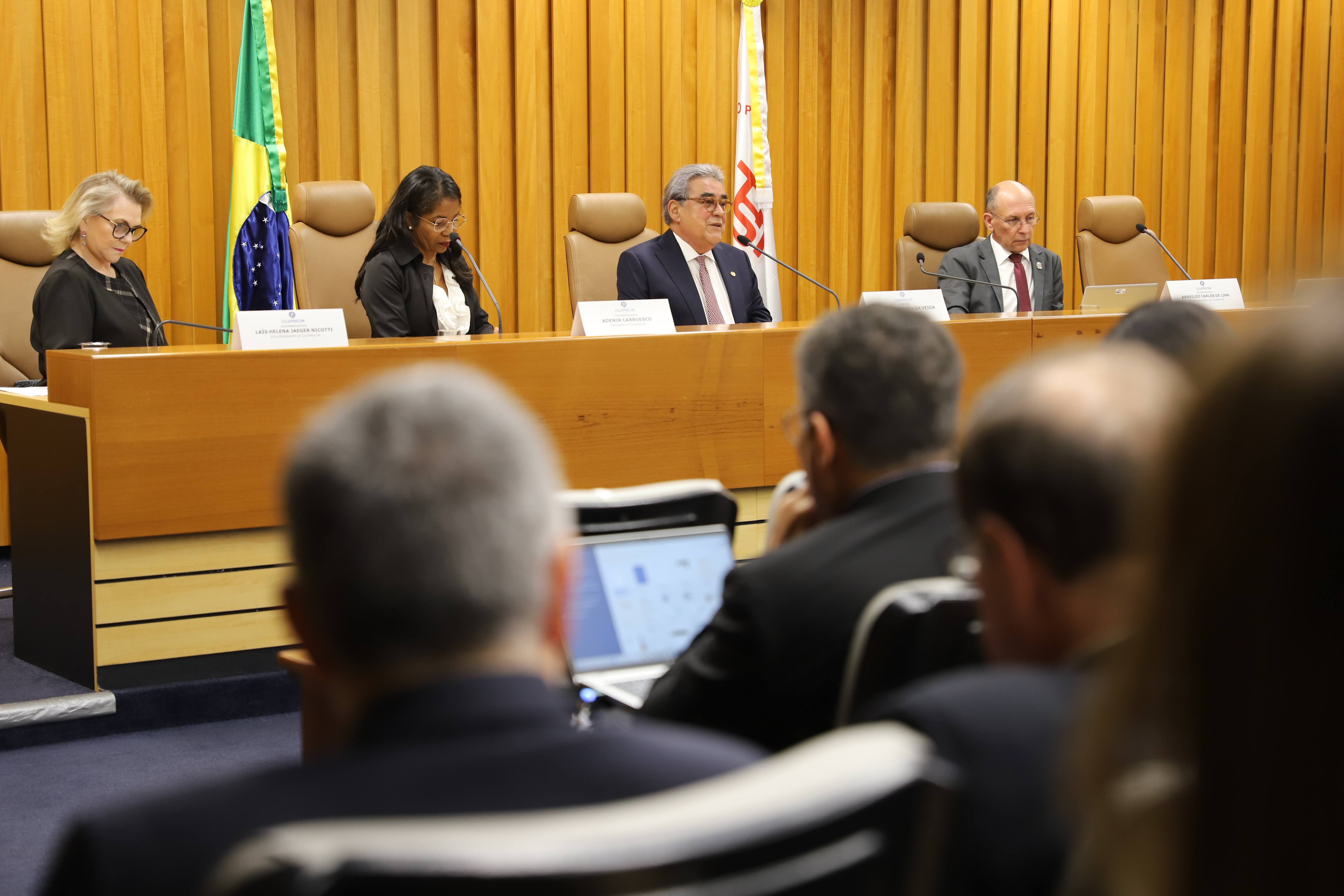 Foto da reunião, mostrando parte do público e a mesa principal, durante fala do presidente do TST