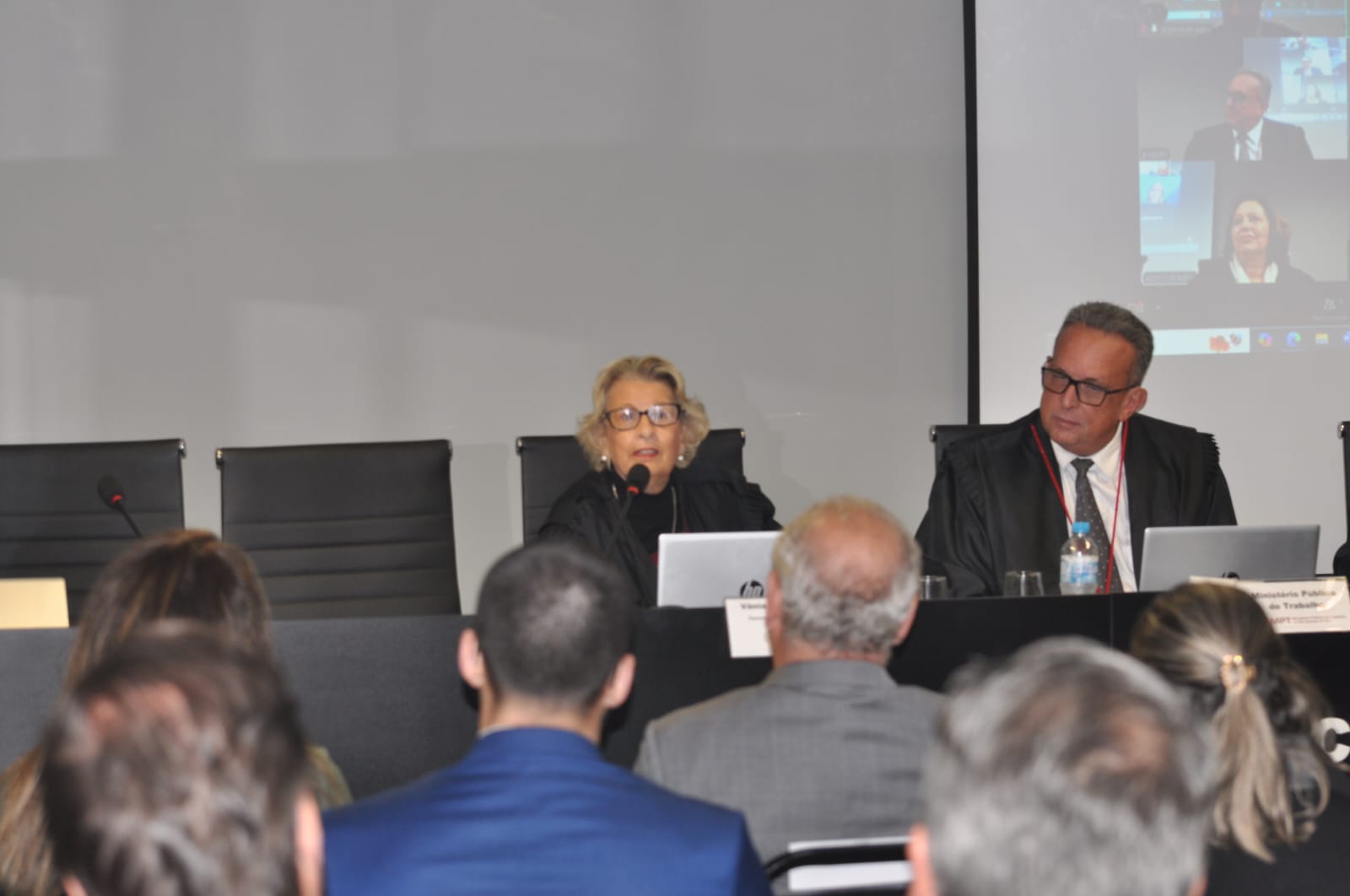 Desa. Vania Mattos, falando na sessão