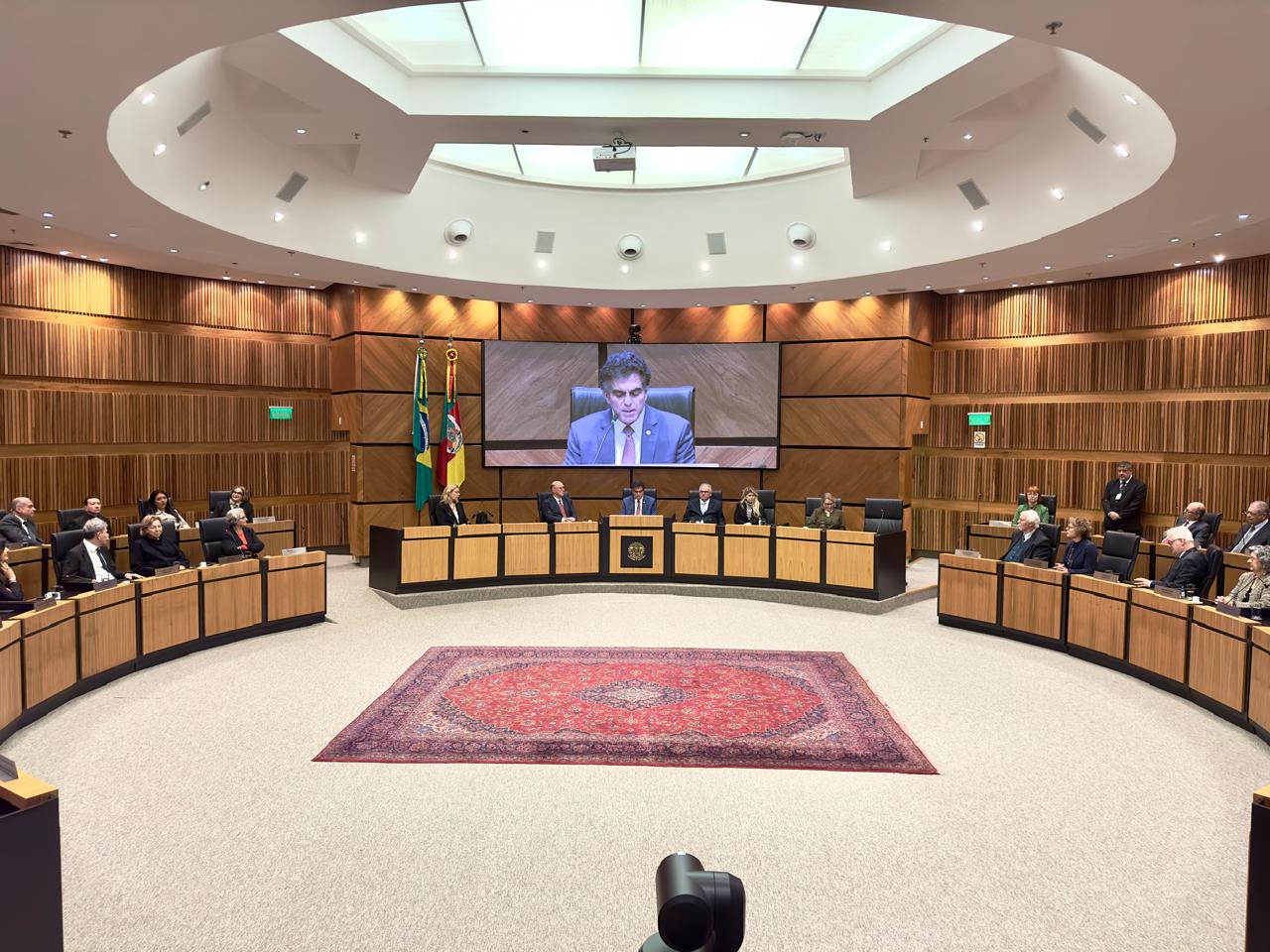 Foto em ângulo aberto da sessão, mostrando mesa de autoridades