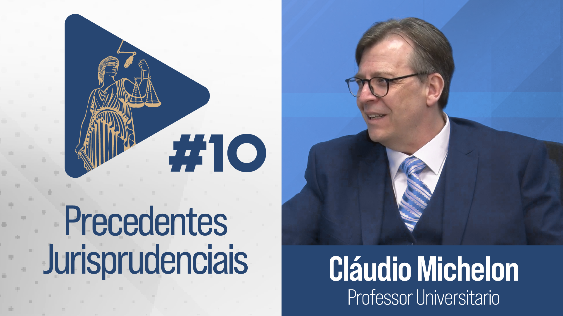 À direita da imagem, o logo do videocast Estúdio TRT: um símbolo de "play" com um desenho da deusa grega Thêmis. Abaixo, escrito: #10 - Precedentes Jurisprudenciais.
À esquerda da imagem, a foto do professor universitário Cláudio Michelon, um homem branco de 39 anos, cabelos escuros curtos, usa óculos e veste um terno azul escuro com gravata listrada.