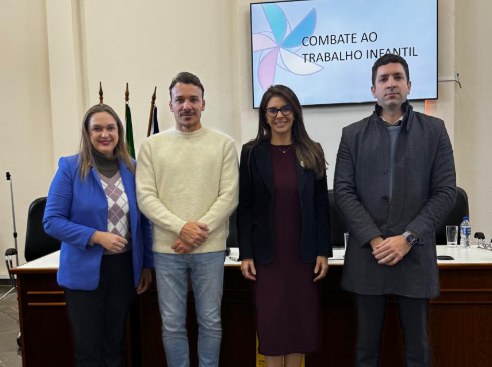 Fotografia da juíza aline com o prefeito de Montenegro e outros representantes da organização do evento.
