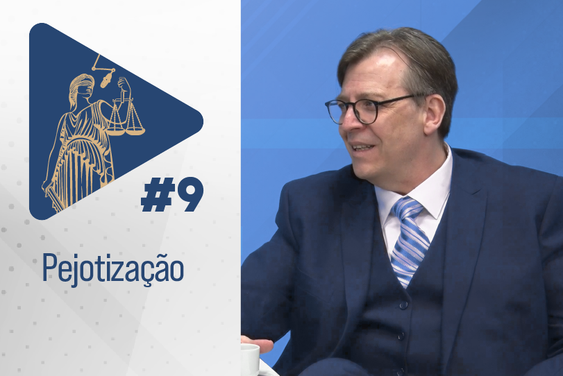 À direita da imagem, o logo do videocast Estúdio TRT: um símbolo de "play" com um desenho da deusa grega Thêmis. Abaixo, escrito: #10 - Precedentes Jurisprudenciais.
À esquerda da imagem, a foto do professor universitário Cláudio Michelon, um homem branco de 39 anos, cabelos escuros curtos, usa óculos e veste um terno azul escuro com gravata listrada.