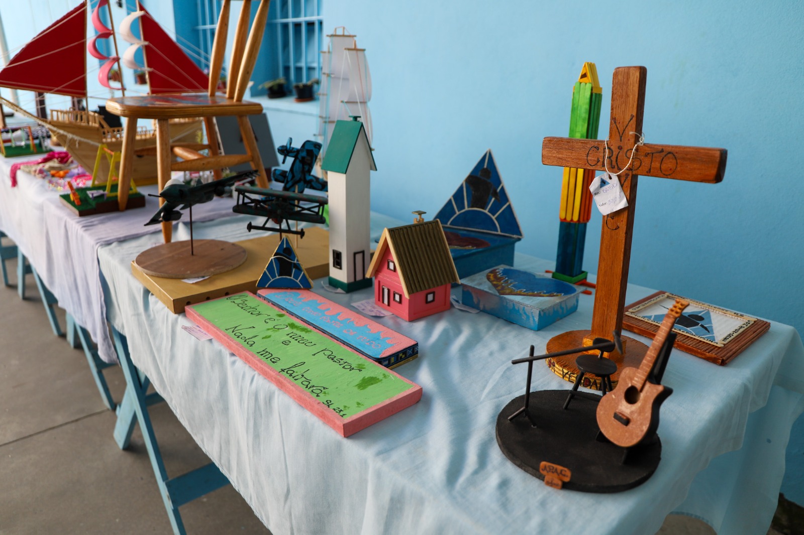 A foto mostra artesanatos confeccionados pelos recuperandos.