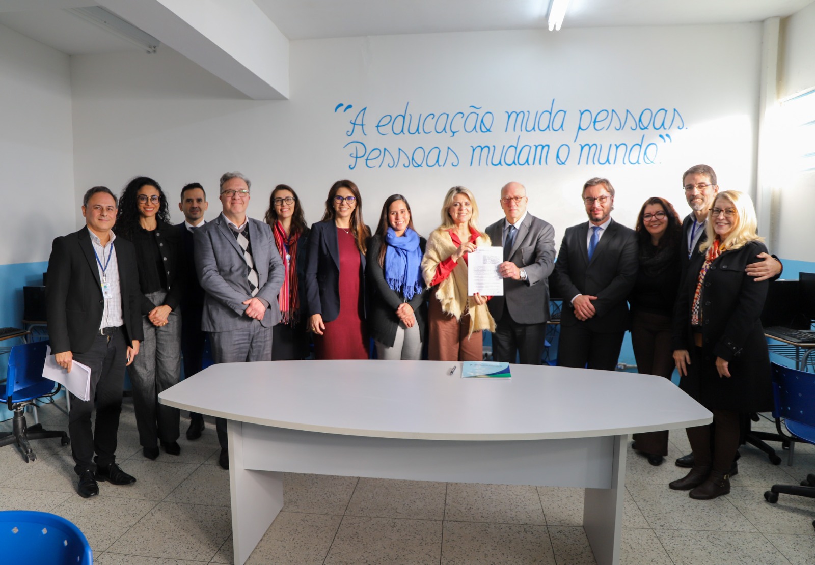 A foto mostra a assinatura do convênio.