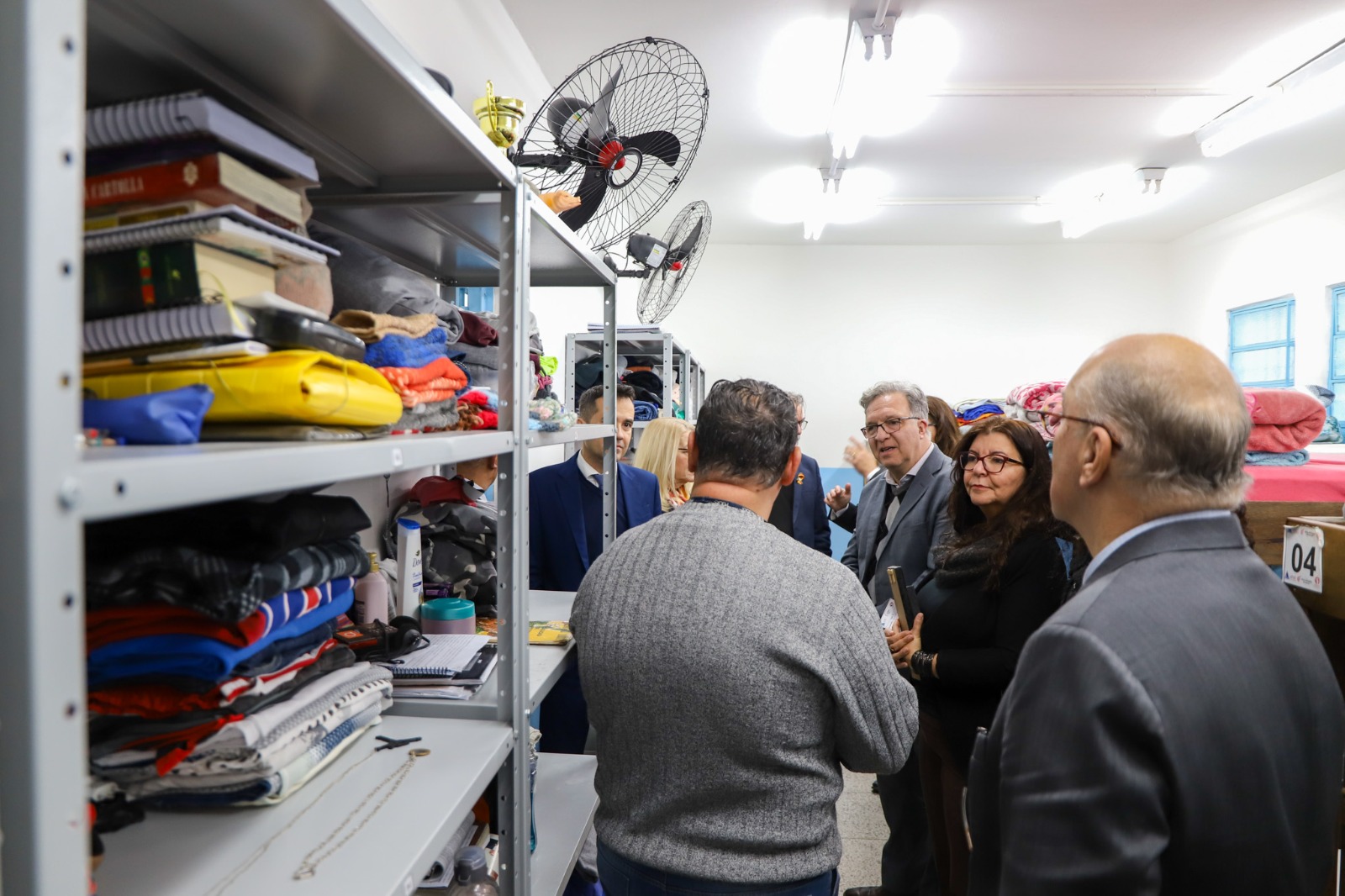 A foto mostra um recuperando mostrando um alojamento.