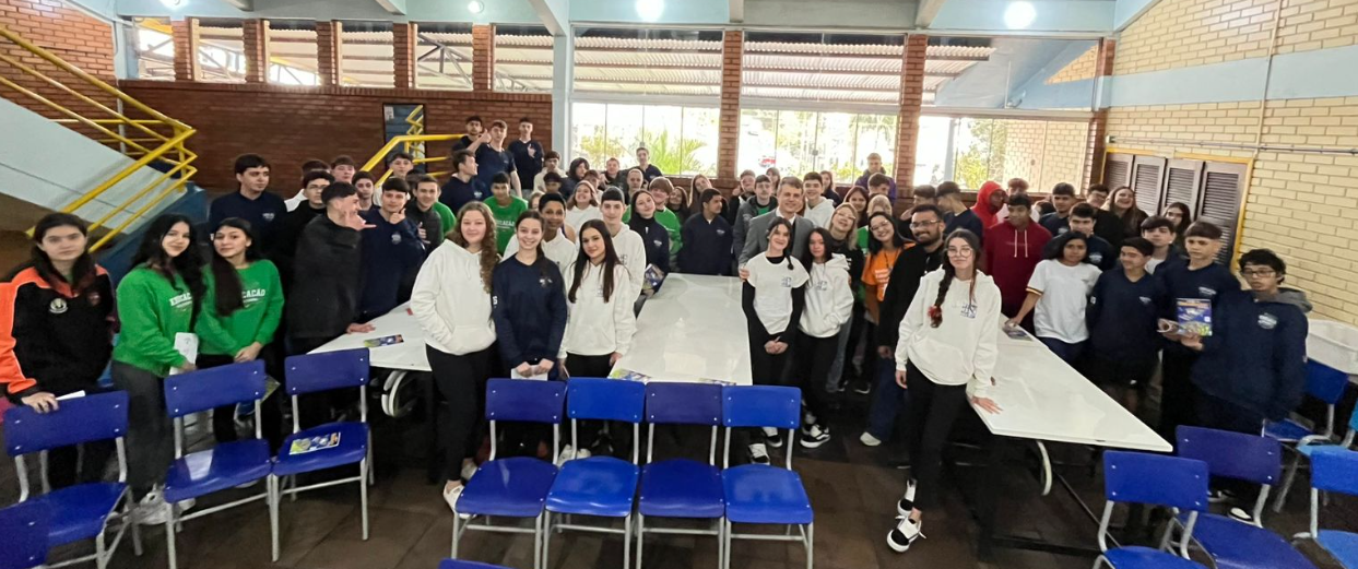 alunos posando para fotografia no refeitório da escola.