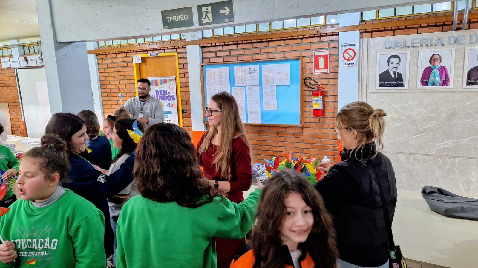 Juíza Deise distribuindo cataventos para os alunos.