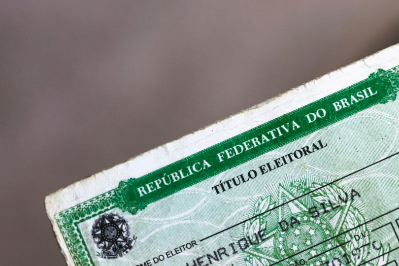 Parte de um título eleitoral, com predomínio da cor verde, sobre fundo cinza