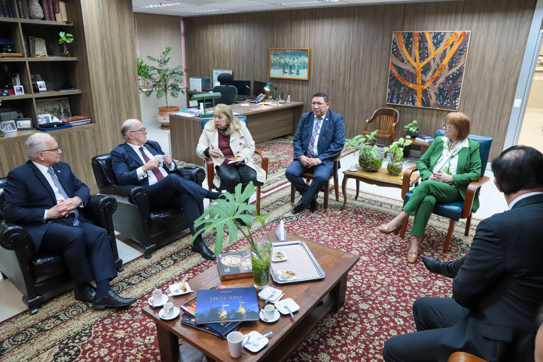 foto em ângulo aberto da reunião no gabinete, mostrando todos os participantes sentados, conversando
