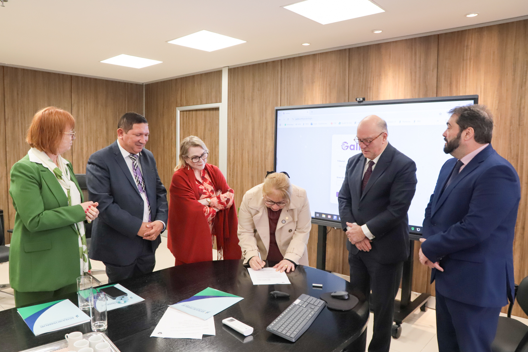 Momento da assinatura do convênio para compartilhamento do Galileu