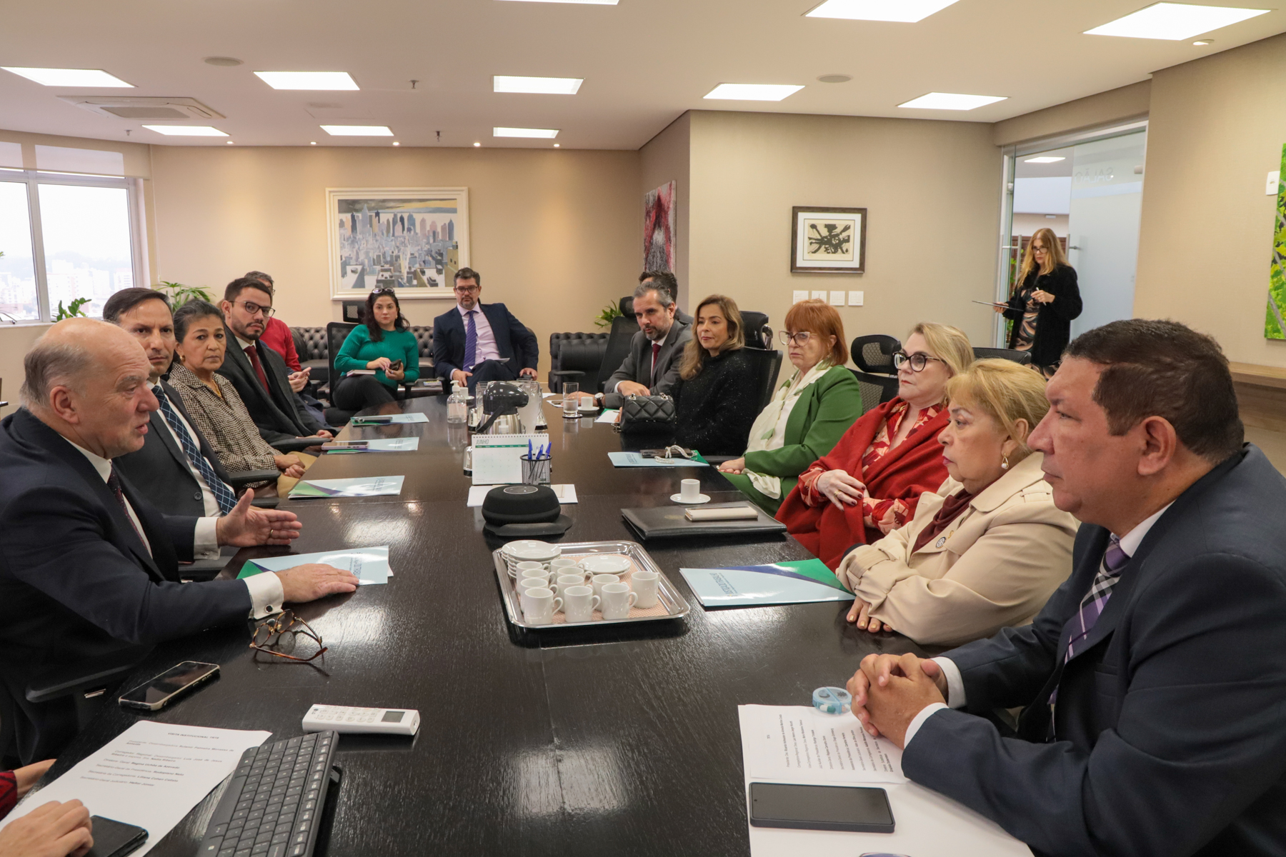 Reunião no Salão Nobre, com participantes sentados à mesa