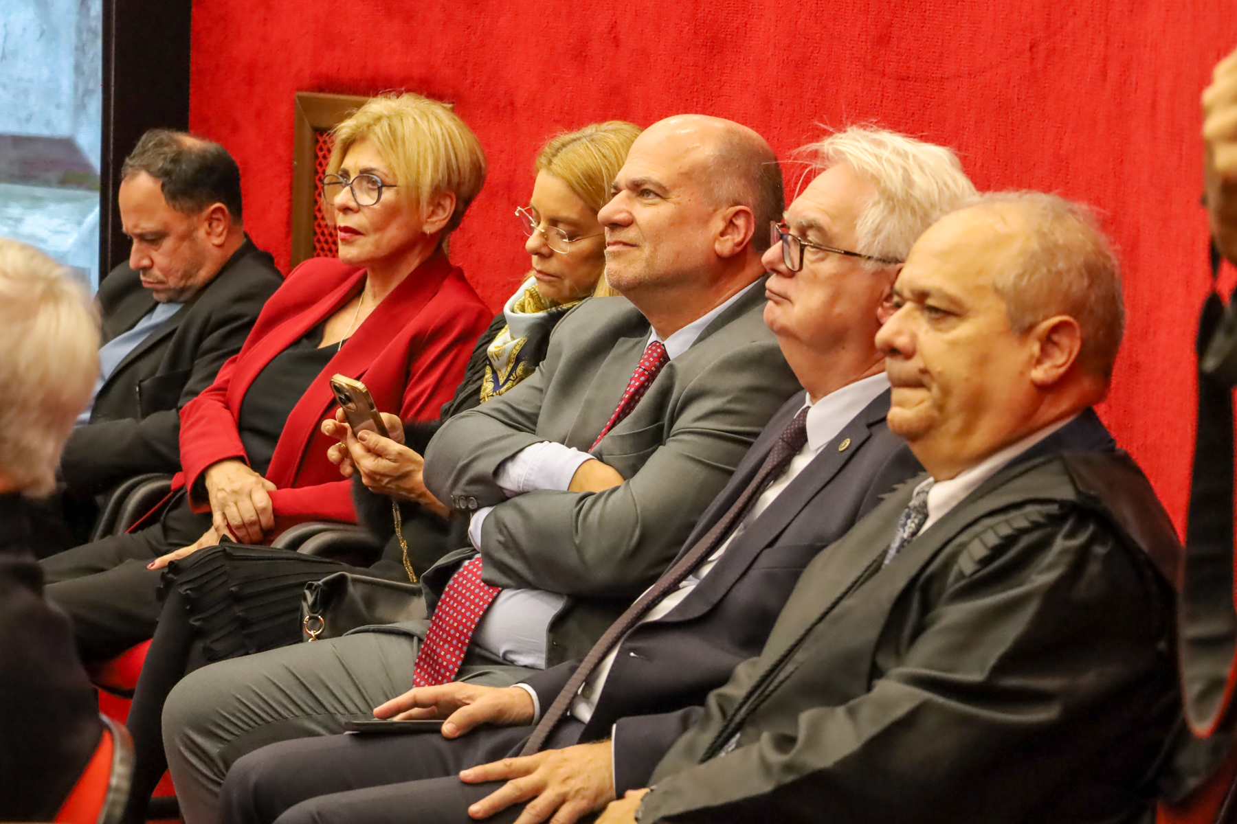 Desembargadores Lucena e Silvestrin, em área reservada a autoridades.