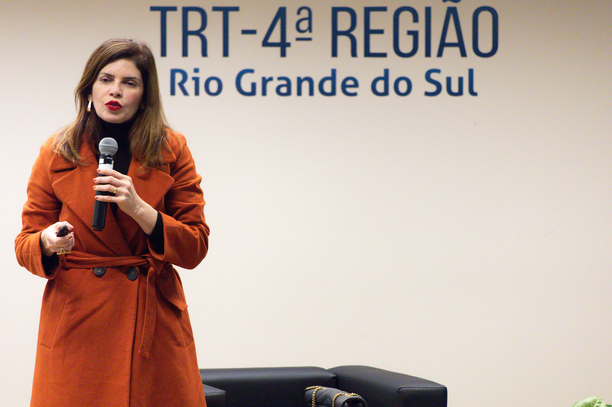 A palestrante Ileana no palco do Auditório Ruy Cirne Lima.
