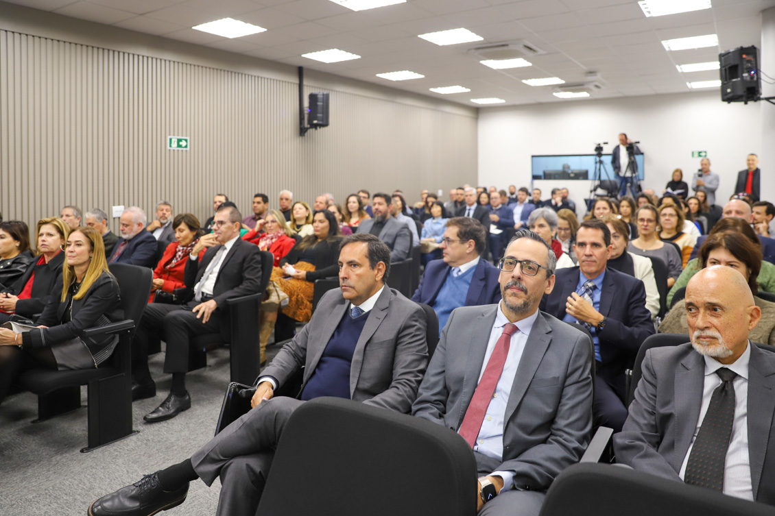 Imagem geral do auditório lotado.