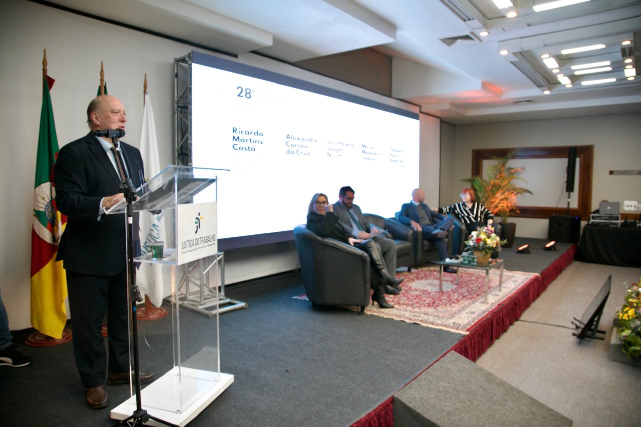 Imagem da mesa de abertura com Martins Costa no primeiro plano.