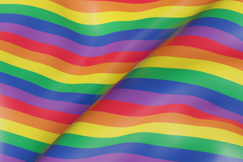 Bandeira do movimento LGBTQIAPN+ formada por listras coloridas
